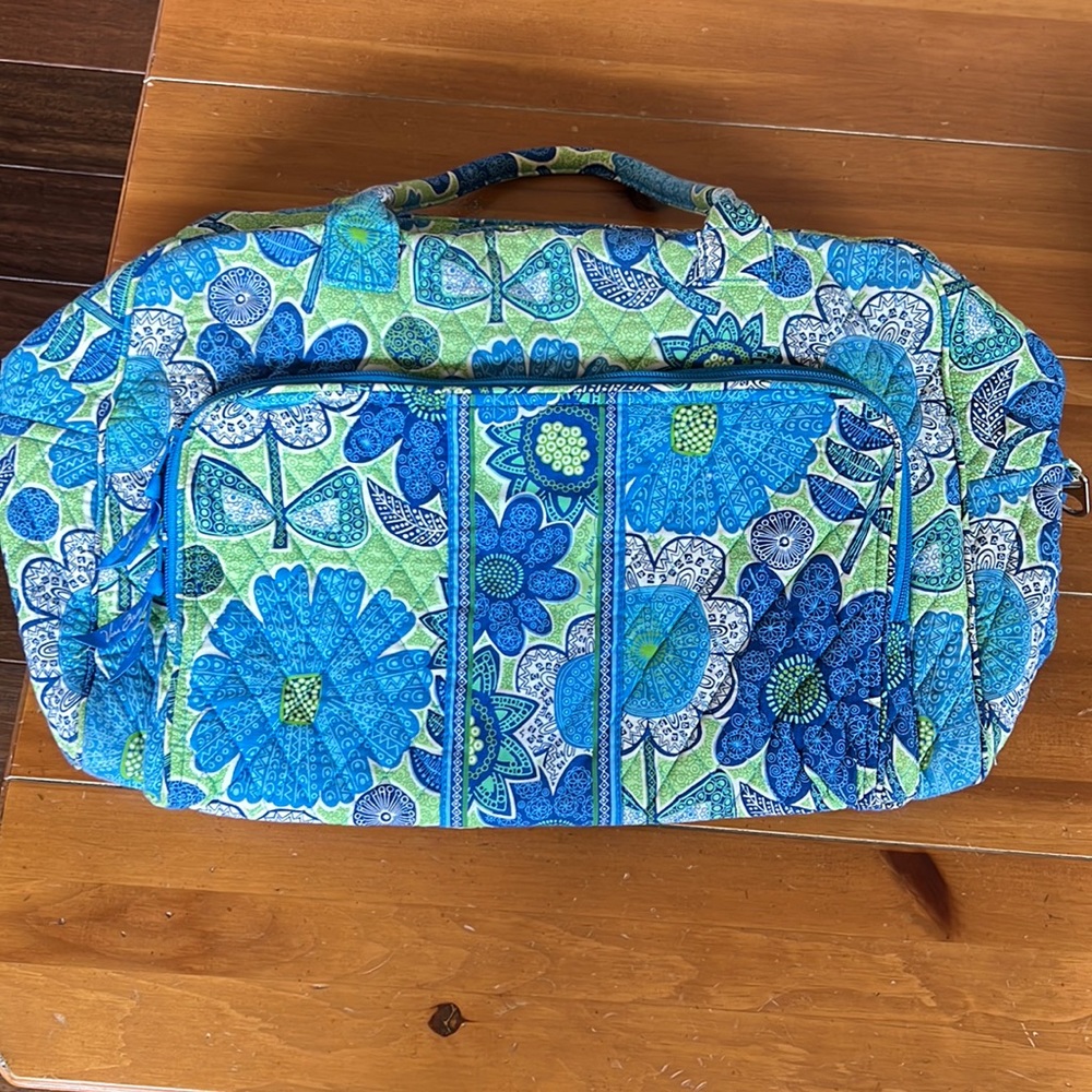 Vera Bradley the weekender tote doodle daisy print with cross body strap - Picture 2 of 3